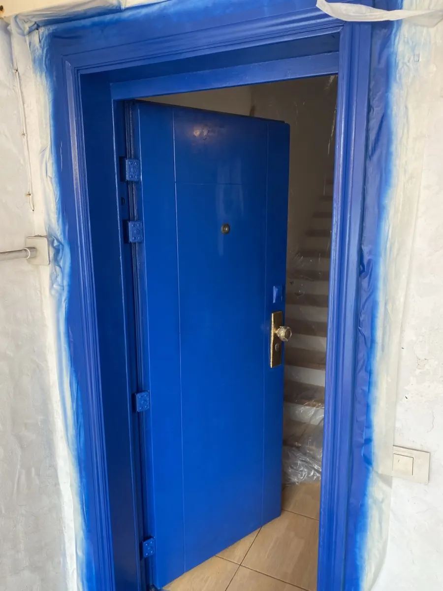 Puerta metálica renovada